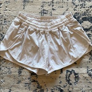 lululemon hotty hot 2.5” shorts